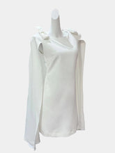 Robe courte unie avec cape à nœud